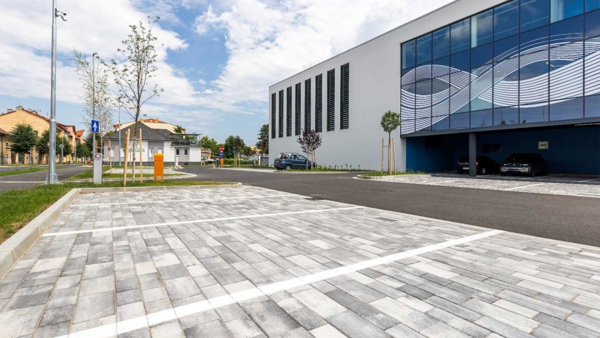 Leier Patria térkő