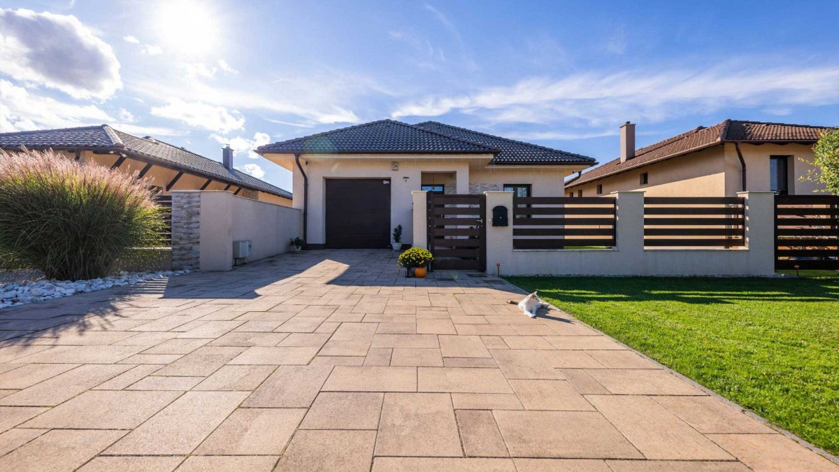 Leier Taverna Gigant térkő